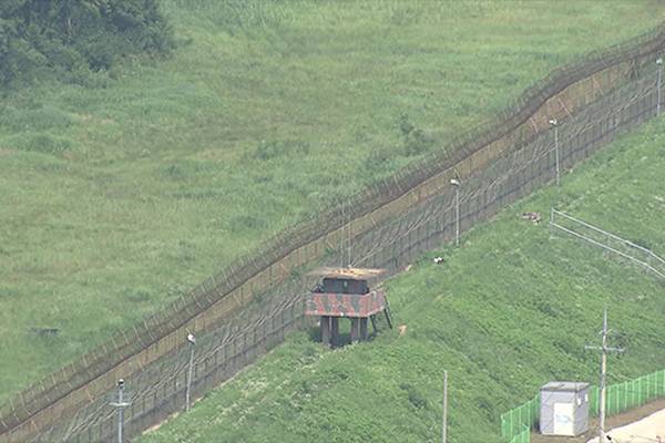 Bewaffnete nordkoreanische Soldaten verfolgten Überläufer über die Grenze