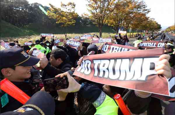Anti-US- und Anti-Trump-Demonstranten durchbrechen Polizeiabsperrung und versuchen, den Veranstaltungsort des Gipfels zu betreten