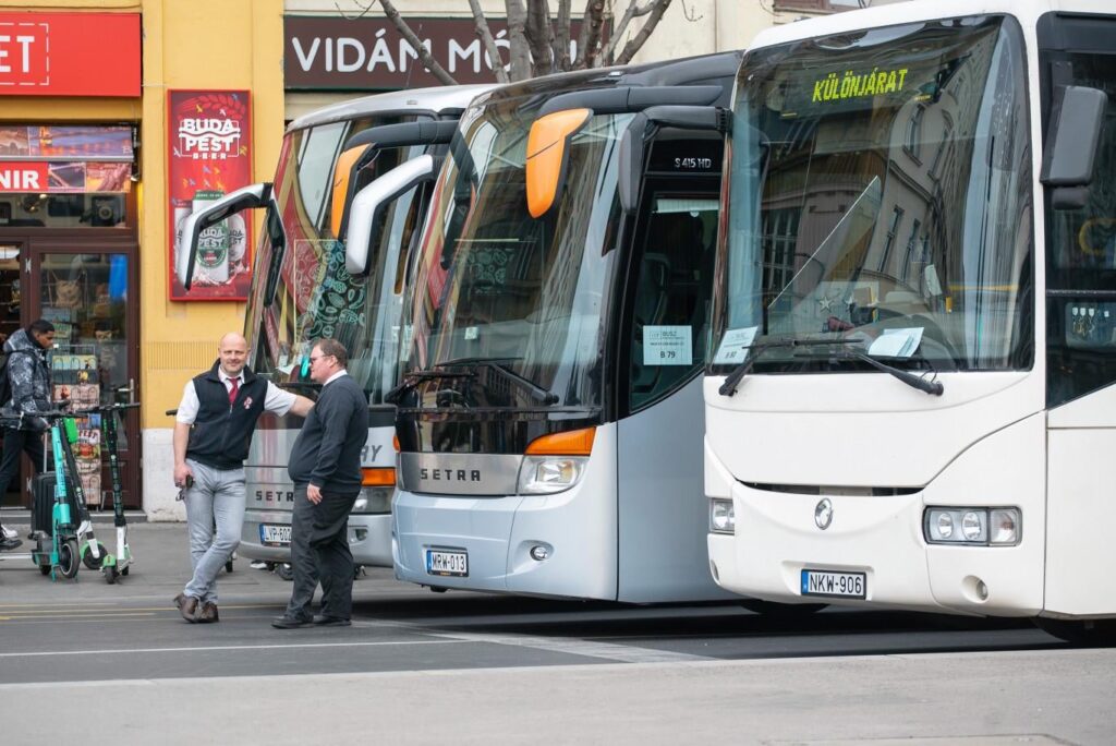 Laut Tisza macht Fidesz die Anmietung von Bussen bis zum 23. Oktober unmöglich