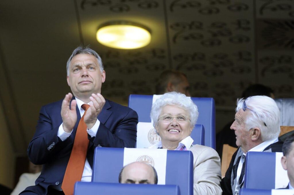 Hadházy reagierte auf die Zebra-Leugnerin „Frau Orbán“ mit den Zebra-Genehmigungspapieren Hadházy reagierte auf die Zebra-Leugnerin „Frau Orbán“ mit den Zebra-Genehmigungspapieren