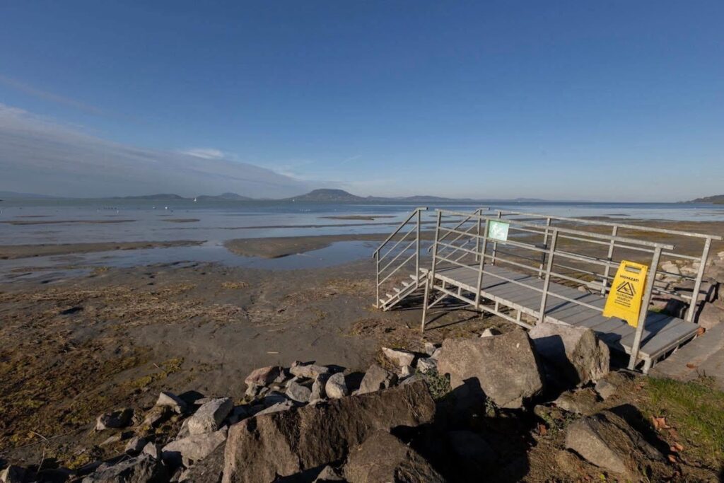 Wasser ist kaum sichtbar, wie z. B. Lake Balaton Wasser ist kaum sichtbar, wie z. B. Lake Balaton