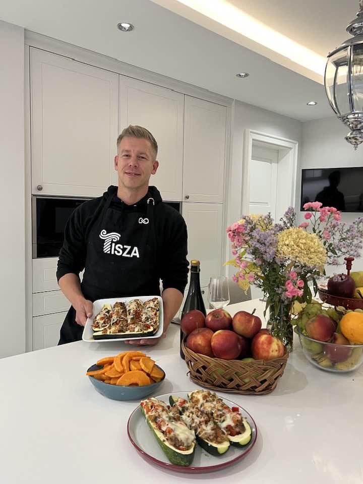 Liebe Krieger! Leider habe ich keine Zeit, die hasserfüllten Nachrichten aus euren öffentlichen, geldverbrennenden Trainingslagern zu lesen, denn wir haben für die Jungs mit Ili gefüllte Zucchini und Kürbisse gemacht. Und jetzt kommt der Apfelkuchen aus Szabolcs-Äpfeln, den wir bei Csenger bekommen haben. Lass nicht zu, dass deine Gesundheit durch viele Kämpfe beeinträchtigt wird 😎