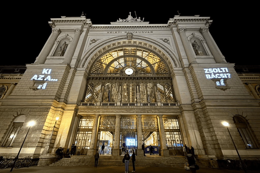 Impuls projizierte es zum Keleti -Bahnhof "Wer ist Onkel Zsolti?"