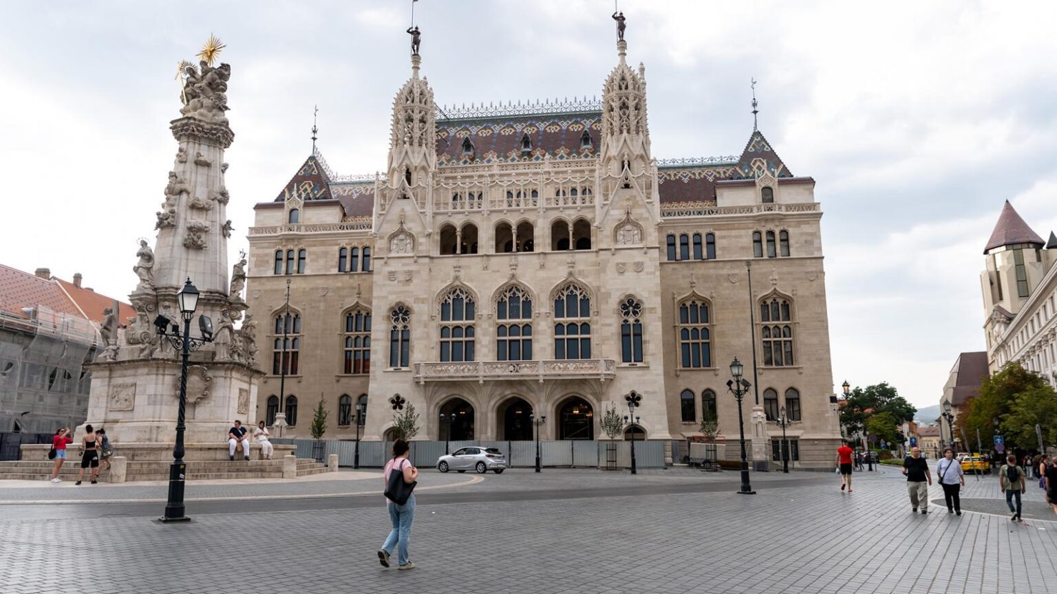 Die Orbán-Regierung hat das Geld mit beiden Händen verteilt, im Haushaltsplan des letzten Jahres sind 1.163 Milliarden Forint an Ausgaben auszuweisen, die als Verschwendung eingestuft werden können Die Orbán-Regierung hat das Geld mit beiden Händen verteilt, im Haushaltsplan des letzten Jahres sind 1.163 Milliarden Forint an Ausgaben auszuweisen, die als Verschwendung eingestuft werden können
