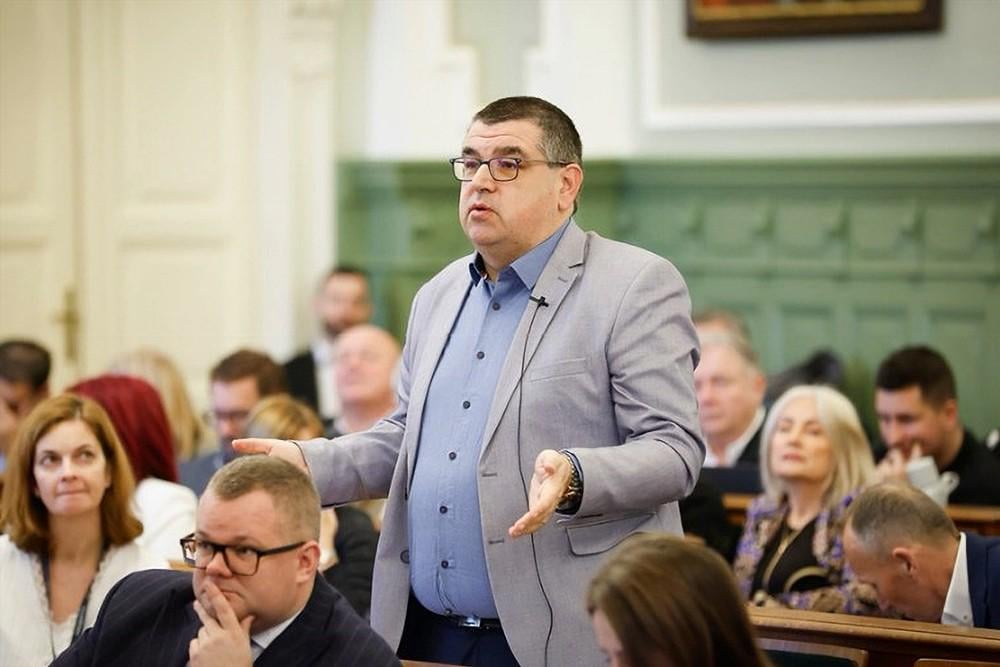 Der Győrer Vertreter mietet eine der städtischen Wohnungen für 70.000 HUF