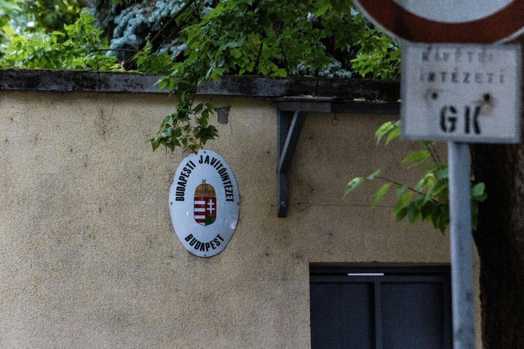 Home: Der Schild des Kinderpriesters für Kinder arbeitete am Szőlő Street Repair Institute