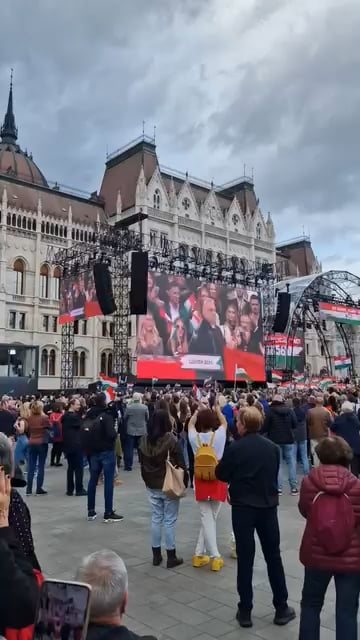 Warum hat der Deák Dániels das Parlament nicht angedroht? Denn so sah er aus, als Viktor Orbán die Bühne betrat: