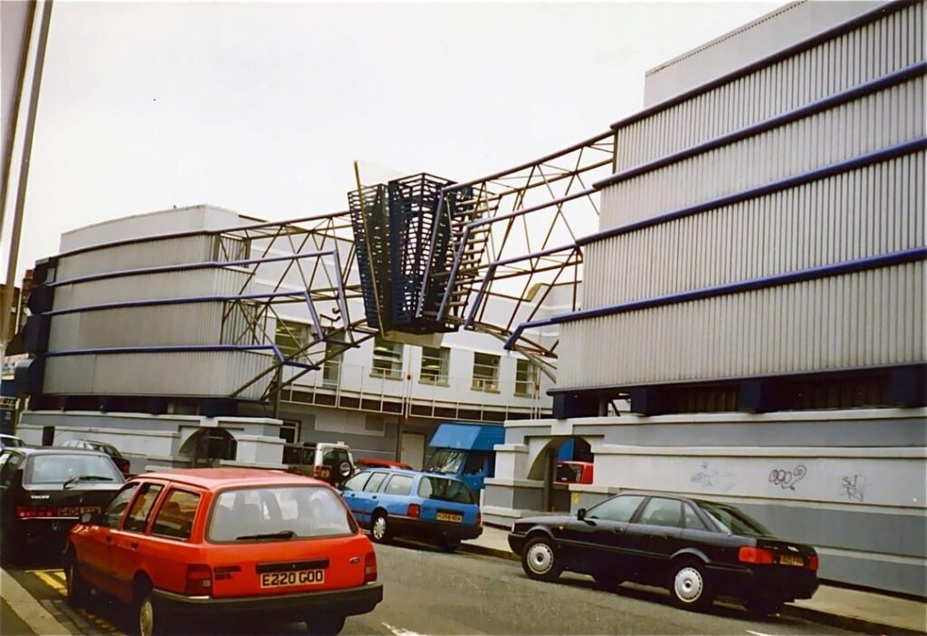 Nach rund 40 Jahren, zum Jahresende, wird es den Musiksender MTV nicht mehr geben. Diese wurden 1995 in ihrem Studio in Camden Town, London, hergestellt. Controller, das Speichersystem, das nach den Beta-Kassetten suchte, der Transkriptor, der Korridor von Most Wanted, VJ Ingo, VJ Ray Cokes und ich.