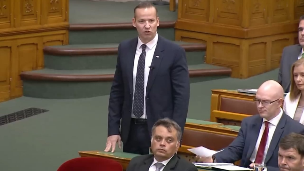Es gibt ein unglückliches kleines Wort zu Toroczkais Aussage, dass sie auf jeden Fall gegen das Wahlergebnis Berufung einlegen werden (offensichtlich ist man darauf vorbereitet, dass die Ergebnisse im Falle eines Sieges der Tisza nicht auf Wunsch des Fidesz vernichtet werden). Es gibt ein unglückliches kleines Wort zu Toroczkais Aussage, dass sie auf jeden Fall gegen das Wahlergebnis Berufung einlegen werden (offensichtlich ist man darauf vorbereitet, dass die Ergebnisse im Falle eines Sieges der Tisza nicht auf Wunsch des Fidesz vernichtet werden).