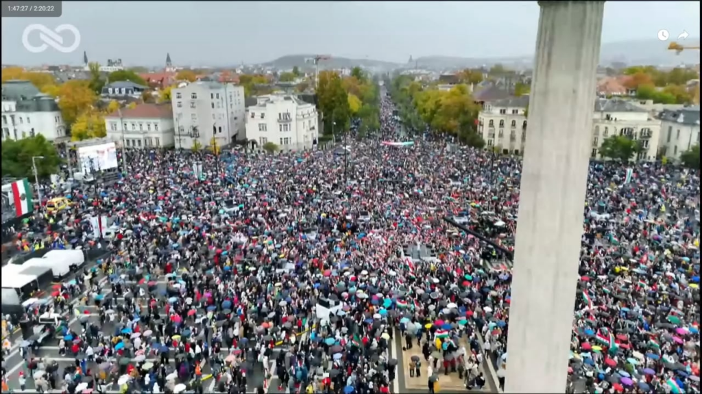 Der Hősök tér ist voll, die Menge strömt immer noch auf den Andrássy út Der Hősök tér ist voll, die Menge strömt immer noch auf den Andrássy út