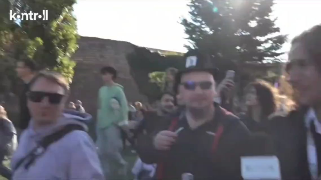 Ein Krieger versuchte, die Kamera dem Kontrollpersonal in Pécs wegzunehmen