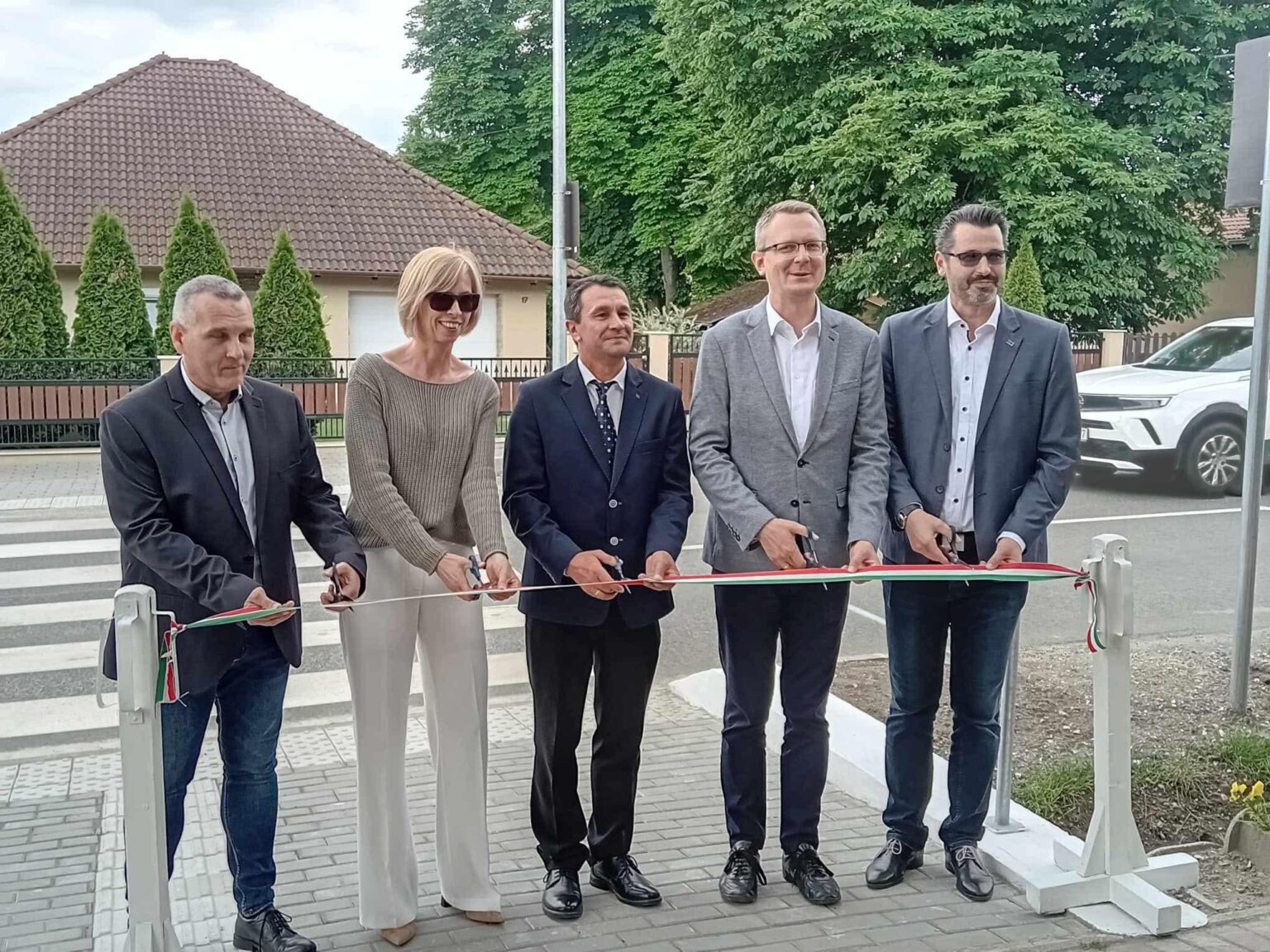 5 Fidesz Clowns über ein Zebra im Dorf von Penc übergeben