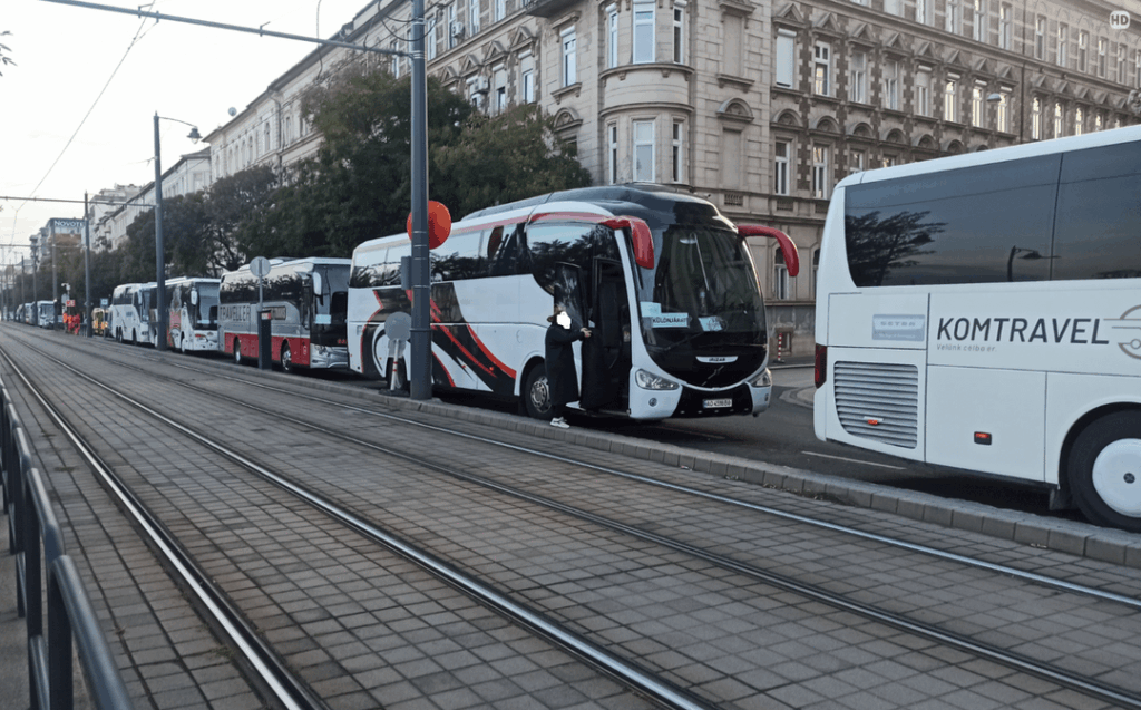 Am Nachmittag des 22. Oktober standen Busse mit ukrainischen, rumänischen und serbischen Nummernschildern am Kai von Bem