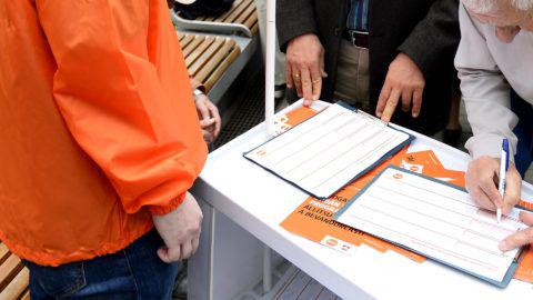 Der Fidesz sammelt eine Unterschrift und im Gegenzug erhalten Sie 5 Müllsäcke in der nördlichen Agglomerationssiedlung Debrecen „Prolistic“. Ich könnte mich sowieso richtig in die Tüten stecken