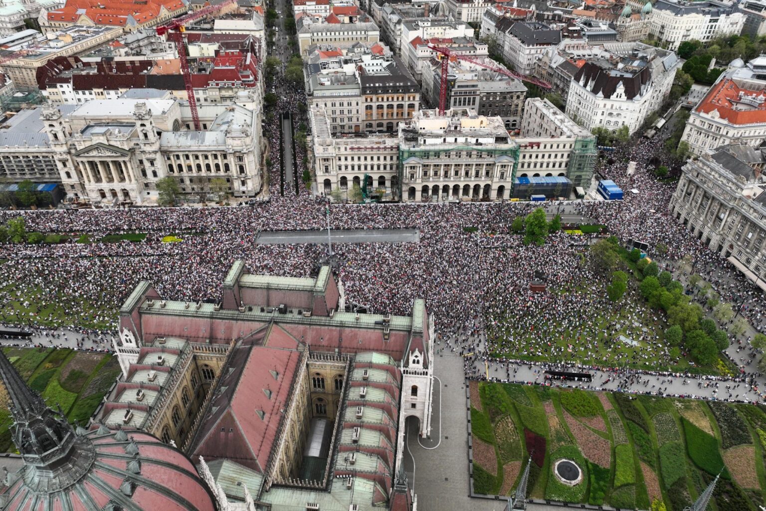 Laut Regierungsmedien nahmen im vergangenen Jahr an der Teri-Demonstration des Abgeordneten Kossuth 39.000 bis 44.000 Menschen teil. Laut Regierungsmedien nahmen im vergangenen Jahr an der Teri-Demonstration des Abgeordneten Kossuth 39.000 bis 44.000 Menschen teil.