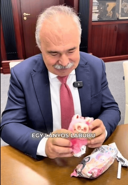 Eilmeldung: István Nagy Landwirtschaftsminister Labubut Unboxingol auf Tikton