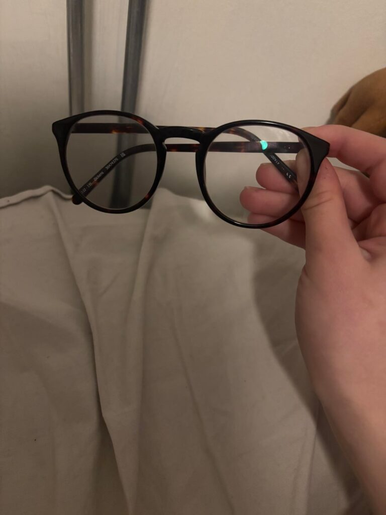 Ist meine Brille normal und altersgemäß? Ich bin ein 18-jähriges Mädchen, das sich etwas zu sehr darum kümmert, was andere denken. Ich habe vorhin einige negative Kritik bekommen und möchte jetzt einen Rat von den Stilexperten von sweddit!!
