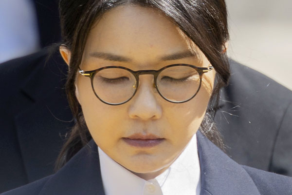 Ex-First Lady Kim gibt zu, Chanel-Taschen von Shaman erhalten zu haben