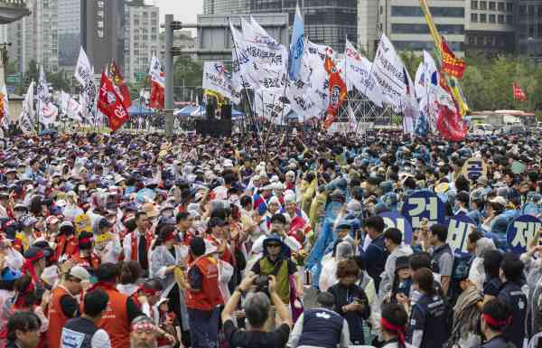 Groß angelegte Arbeiterkundgebungen zur Schließung von Straßen in der Innenstadt von Seoul am Samstag