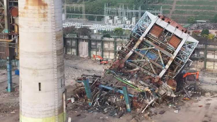 Ulsan-Kesselturm stürzte beim Entfernen von Säulen ein