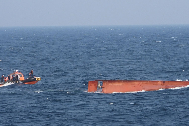 Zwei Tote, drei Vermisste, nachdem chinesisches Fischerboot vor der Westsee kenterte