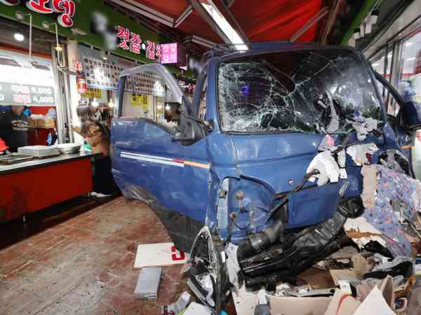 Laut Polizei trat Fahrer bei tödlichem Marktunfall in Bucheon aufs Gaspedal