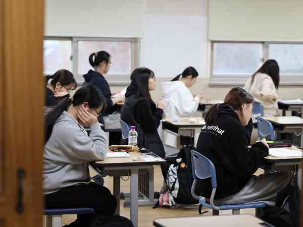 Südkoreas College-Prüfung ist dieses Jahr etwas schwieriger, mit schwierigeren Fragen für die besten Schüler