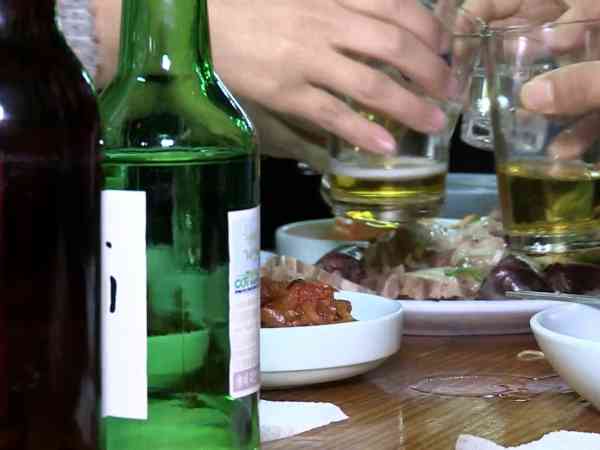 Gesundheit, DUI-Warnmeldungen zu alkoholischen Getränken werden in größerer Schrift angezeigt