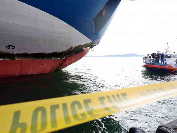 2 Besatzungsmitglieder einer auf Grund liegenden Passagierfähre in Nothaft genommen