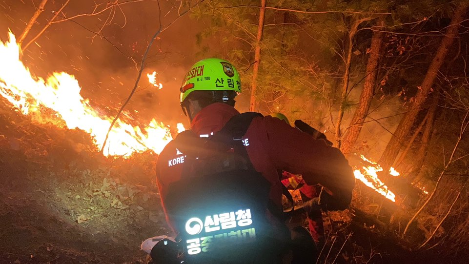 Der Waldbrand in Inje dauert die ganze Nacht an, Hubschrauber werden im Morgengrauen eingesetzt