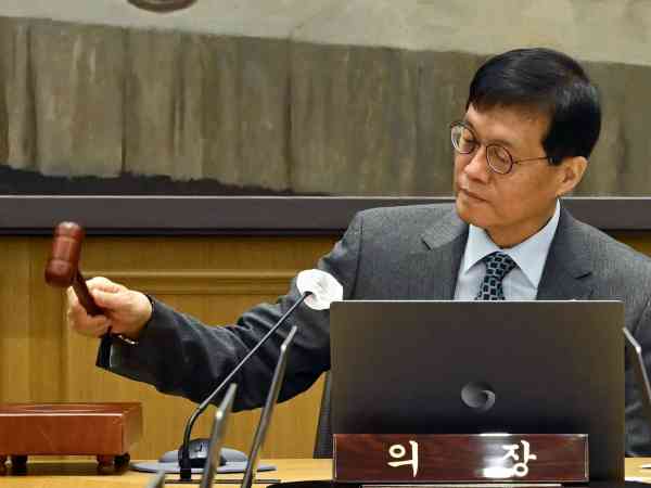 BOK erhöht Wachstumsaussichten für 2025 auf 1 %, belässt Leitzins bei 2,5 %