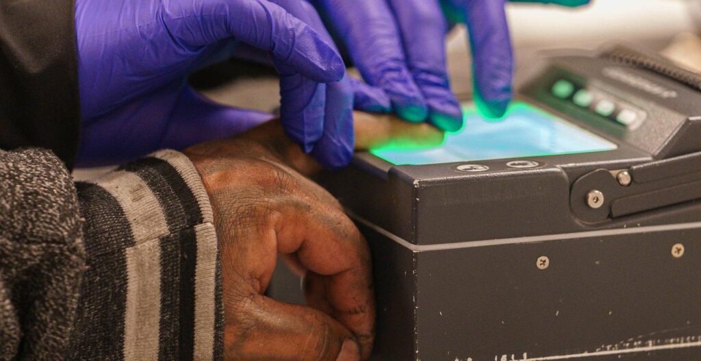 Die Polizei beginnt, Fingerabdrücke an das FBI weiterzugeben