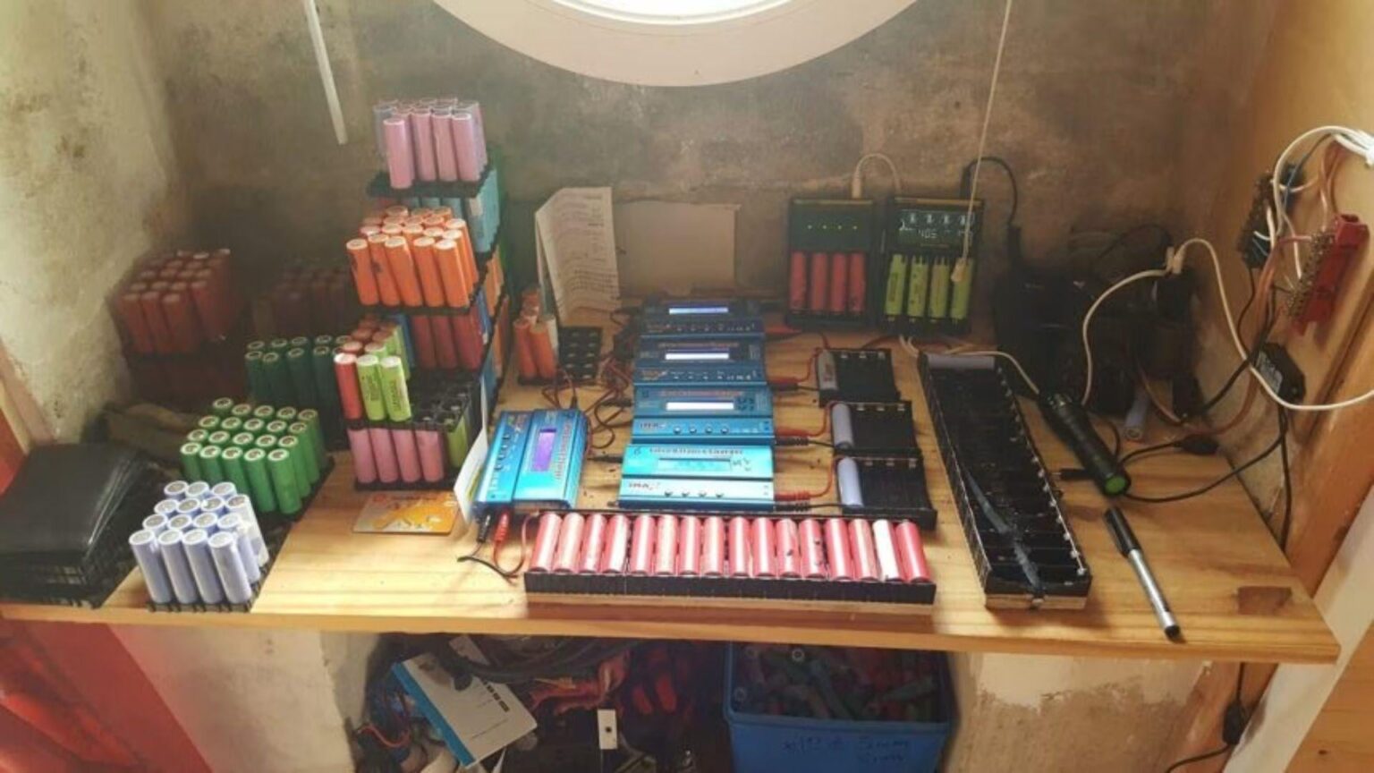 Mann nutzt 1.000 Laptop-Batterien, um sein Zuhause acht Jahre lang mit Strom zu versorgen