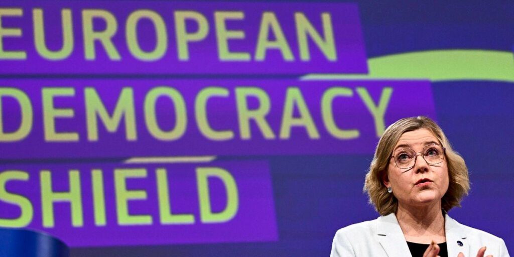 „European Democracy Shield“ soll Europa vor Desinformation abschirmen | Der Vorschlag sieht ein EU-Zentrum für demokratische Resilienz, ein unabhängiges Faktenchecker-Netzwerk und ein Krisenprotokoll für Online-Plattformen vor "European Democracy Shield" soll Europa vor Desinformation abschirmen | Der Vorschlag sieht ein EU-Zentrum für demokratische Resilienz, ein unabhängiges Faktenchecker-Netzwerk und ein Krisenprotokoll für Online-Plattformen vor