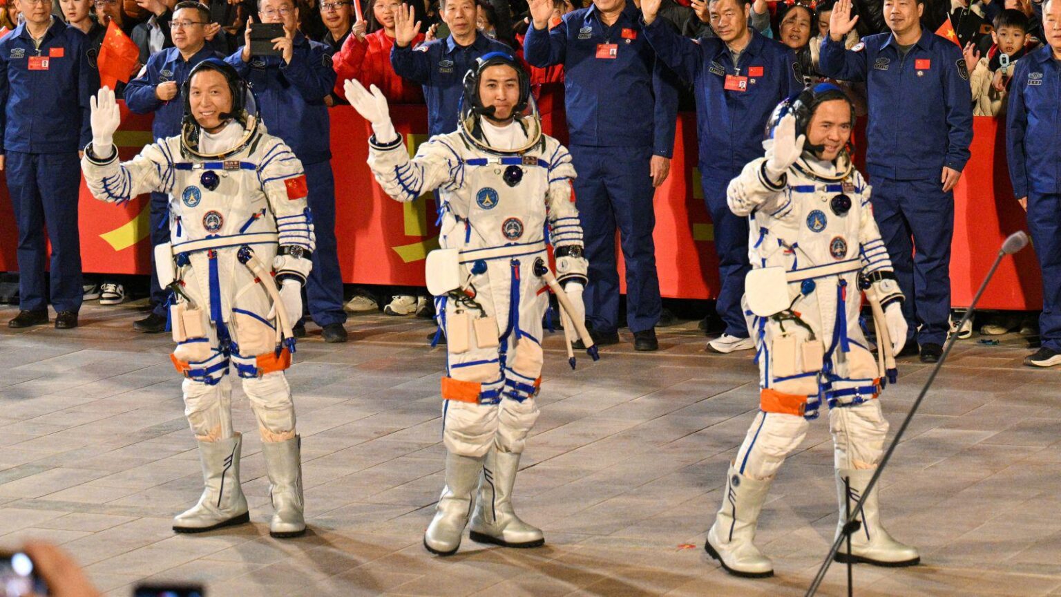 Drei weitere chinesische Astronauten sind nach der erfolgreichen Rettung ihrer Kollegen nun im Weltraum gestrandet Drei weitere chinesische Astronauten sind nach der erfolgreichen Rettung ihrer Kollegen nun im Weltraum gestrandet
