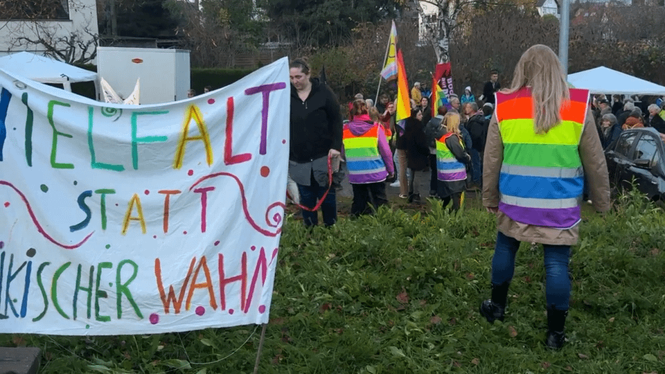 250 Menschen protestieren gegen Fackelmarsch von 33 Neonazis