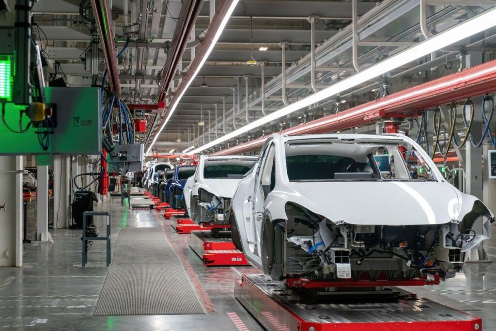 Gehörloser Tesla-Mitarbeiter wurde entlassen, nachdem er sich darüber beschwert hatte, dass „extreme Hitze“ in der Gigafactory zu Fehlfunktionen von Hörgeräten führte