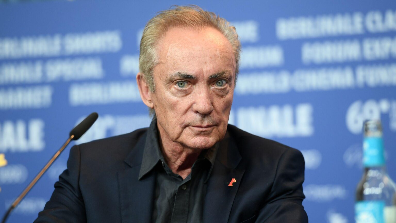 Udo Kier, Star aus Alarmstufe Rot 2 und Hideo Kojimas OD, stirbt im Alter von 81 Jahren: „Udo war nicht nur ein Schauspieler. Er war wirklich eine ‚Ikone‘ seiner Zeit. Wir haben eine großartige ‚Ikone‘ verloren.“ Es wird nie wieder einen wie ihn geben. Udo, ruhe in Frieden. Ich werde dich nie vergessen. | Kiers Karriere umfasste Filme, Fernsehen, Spiele und Musikvideos