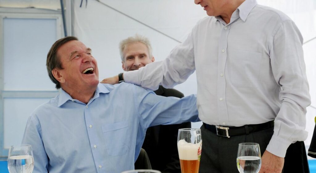 Gerhard Schröder und der Verdacht auf Aktenklau | Der Ex-Kanzler ließ offenbar 178 Aktenordner aus dem Kanzleramt in die Friedrich-Ebert-Stiftung schaffen – darunter womöglich Dokumente zum Austausch mit Wladimir Putin über die Nord-Stream-Pipeline. Ein Experte spricht von möglichem „Diebstahl“.