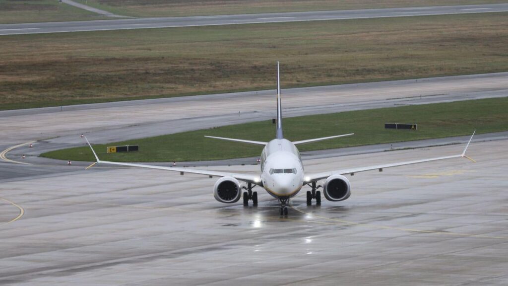Flughafen Köln/Bonn: Boarding verpasst – Passagiere brechen Scheibe ein und laufen auf Vorfeld Flughafen Köln/Bonn: Boarding verpasst – Passagiere brechen Scheibe ein und laufen auf Vorfeld