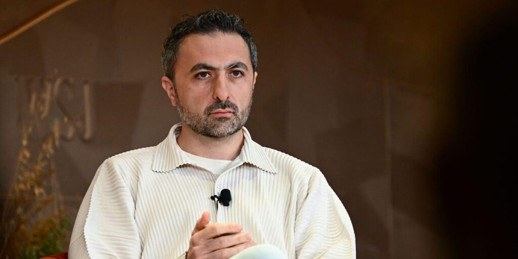 Der CEO von Microsoft AI möchte, dass Mitarbeiter im Büro an offenen Schreibtischen arbeiten