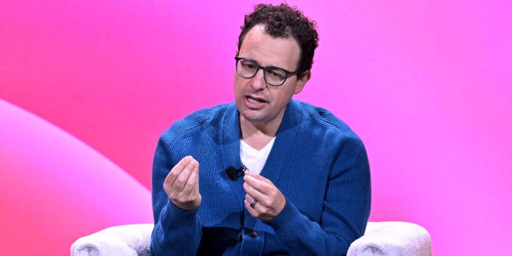 Der CEO von Anthropic ist besorgt darüber, dass nicht gewählte Tech-Eliten über die Zukunft der KI entscheiden – er selbst eingeschlossen