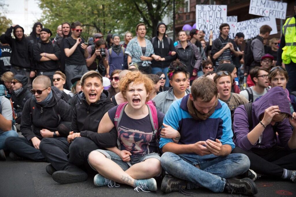 Verfassungsgericht zu Antifa-Protesten: Blockaden gegen rechte Demos bleiben strafbar