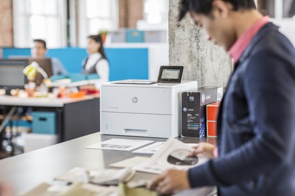 HP wird bis zu 6.000 Mitarbeiter entlassen, da es voll auf KI und Automatisierung setzt