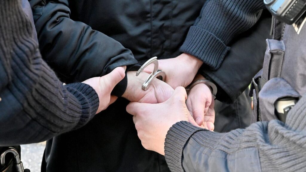 Waffenschein und Hakenkreuz: Bekennender Neonazi soll mit Ausländer-Mord gedroht haben
