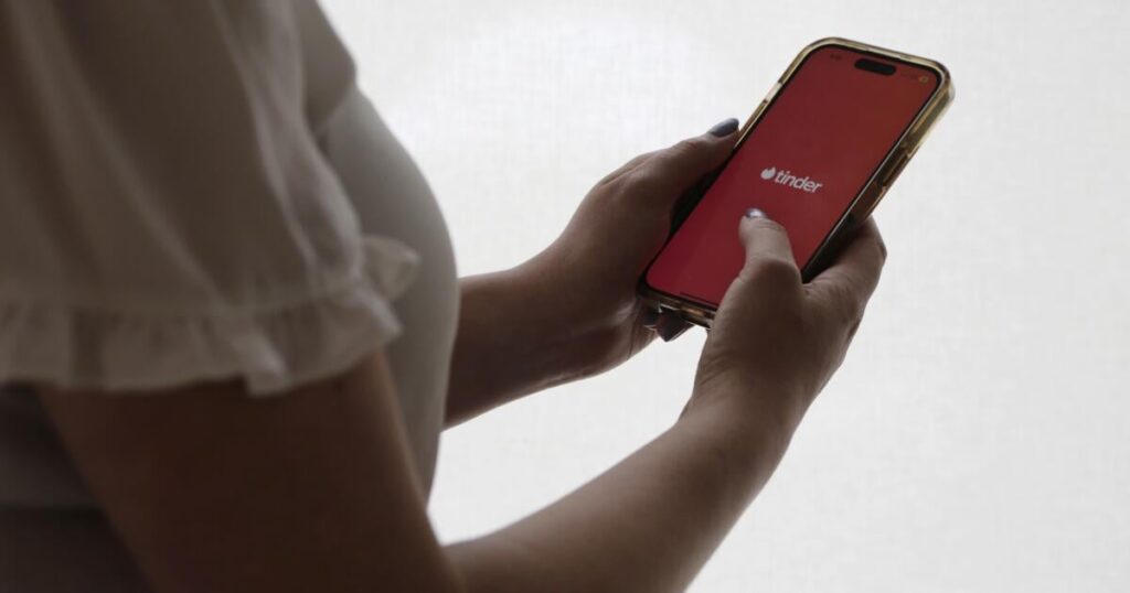 Die Leute werfen Tinder weg. Die Dating-App möchte ihren Funken neu entfachen, indem sie Singles offline bringt