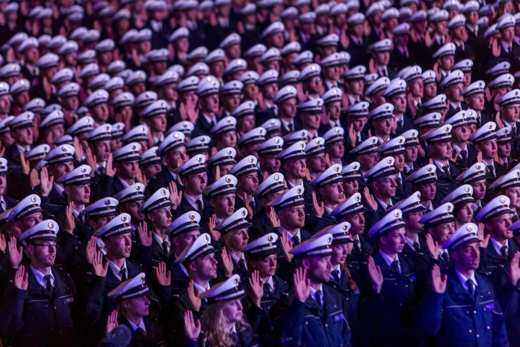 Er war Mitglied eines rechtsextremen Polizeichats und wurde suspendiert, hier packt er aus - „Man schwimmt halt so mit“