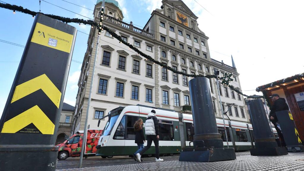 Augsburg: 64 Mal in der Stunde müssen Mitarbeiter den 450-Kilogramm-Poller zur Seite hieven