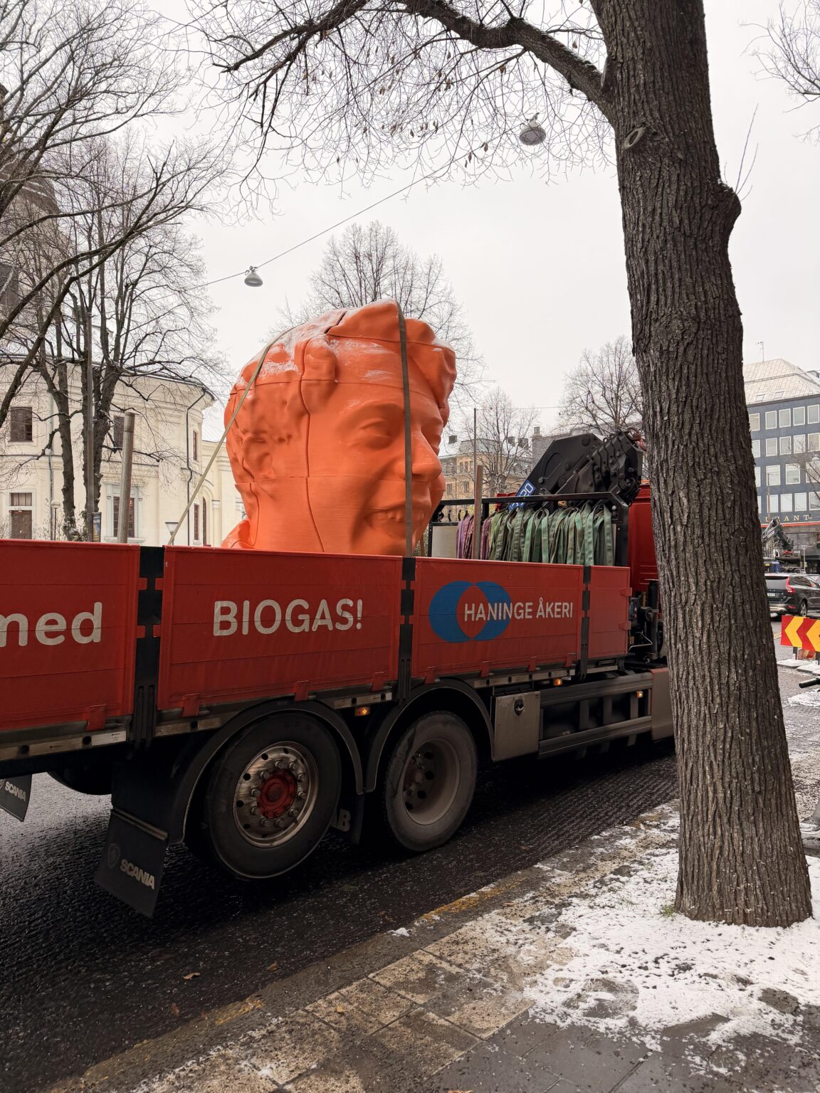 Dieser steht am Sveavägen in Stockholm