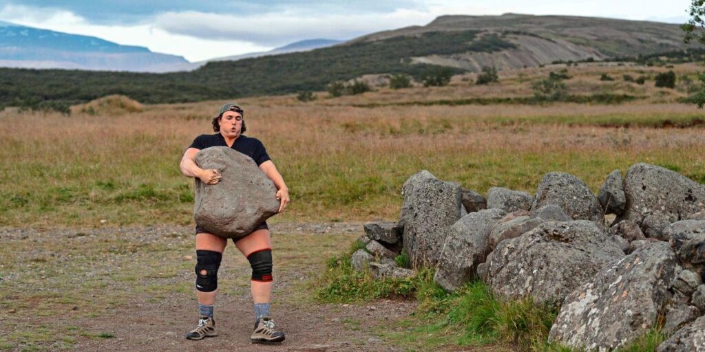 Erst die Hochzeit, dann das Vergnügen: Hannah Linzay trägt in Island einen 186-Kilo-Stein im Kreis